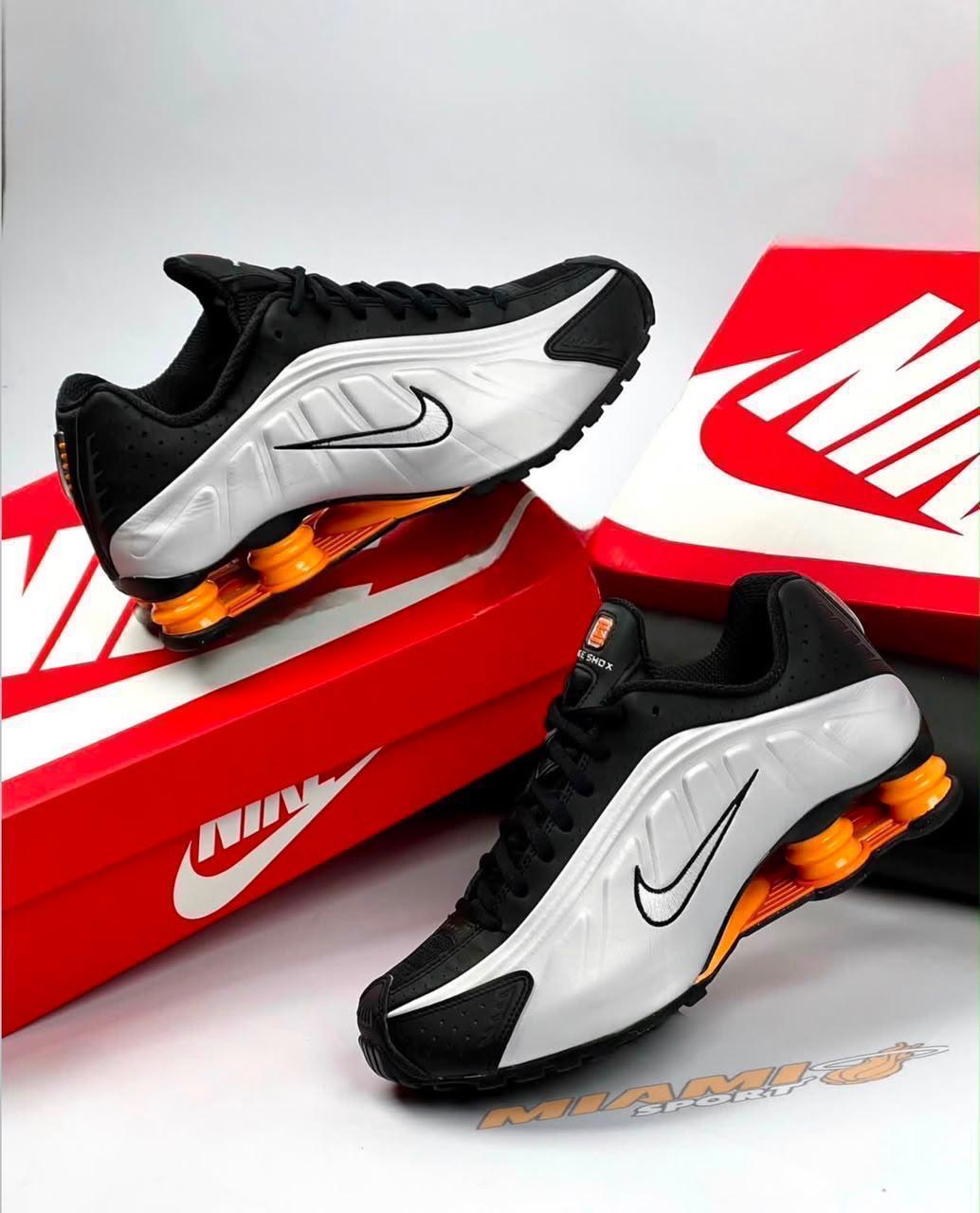NIKE SHOX