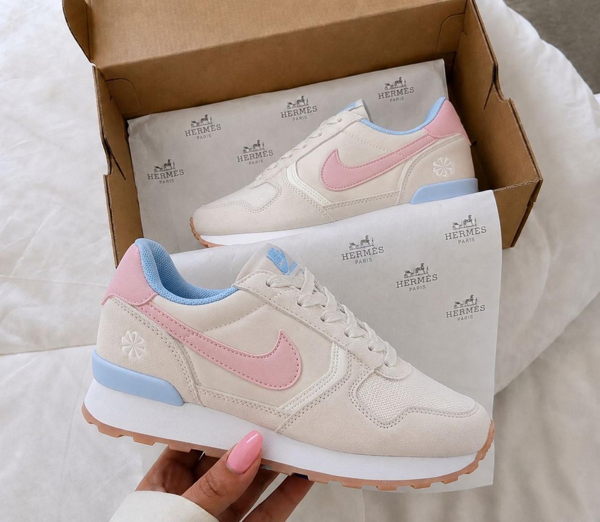 NIKE INTERNACIONAL PASTEL